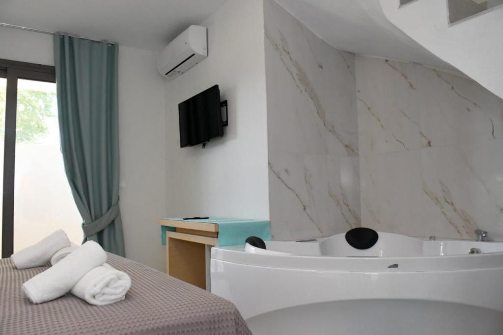 Theano Luxury Suites Nikiti エクステリア 写真
